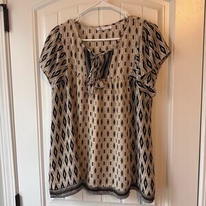 DR2 Boho Geometric Print Tie Neck Flutter Sleeve Top Cream Black Large Women's